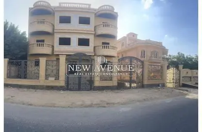 فيلا - 8 غرف نوم - 8 حمامات للبيع في المجاورة الاولي - المنطقة الثامنة - مدينة الشروق - القاهرة
