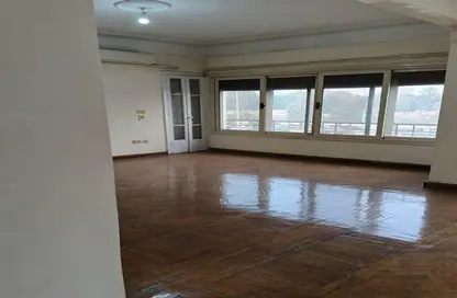 شقة - 2 غرف نوم - 2 حمامات للايجار في شارع النيل - الدقي - الجيزة