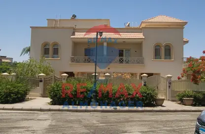 Twin House - 5 Bedrooms - 4 Bathrooms for sale in Greens - 6th District - Sheikh Zayed City - Giza