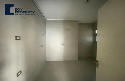Apartment - 2 Bedrooms - 2 Bathrooms for sale in Palm Hills Village Gate - South Investors Area - New Cairo City - Cairo