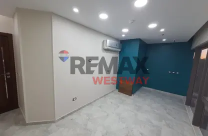 Office Space - Studio - 1 Bathroom for rent in The Gate Plaza Mall - 10th District - Sheikh Zayed City - Giza