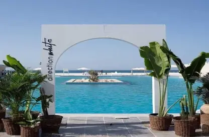 منزل مزدوج - 4 غرف نوم - 5 حمامات للبيع في دايركشن وايت - راس الحكمة - الساحل الشمالي