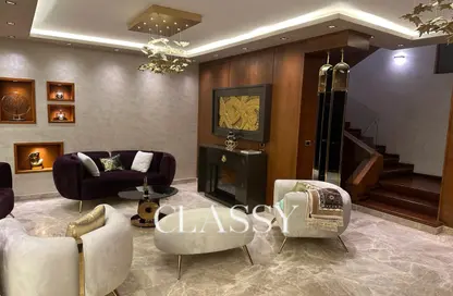 Villa - 5 Bedrooms - 5 Bathrooms for sale in Royal City - Sheikh Zayed Compounds - Sheikh Zayed City - Giza