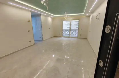 Apartment - 3 Bedrooms - 1 Bathroom for rent in Zahraa Al Maadi St. - Degla - Hay El Maadi - Cairo