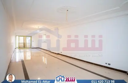شقة - 4 غرف نوم - 3 حمامات للبيع في جليم - حي شرق - الاسكندرية