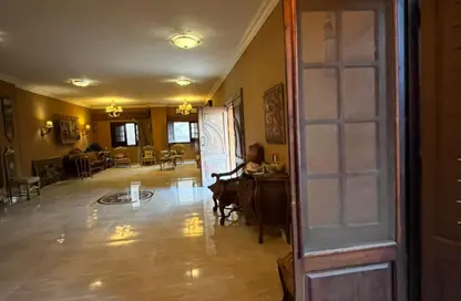 طابق كامل - 3 غرف نوم - 3 حمامات للبيع في شارع دكتور سميرة موسي - الحي الخامس - مدينة العبور - القليوبية