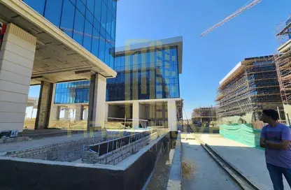 محل تجاري - استوديو - 8 حمامات للبيع في جولدن جيت - شارع التسعين الجنوبي - التجمع الخامس - مدينة القاهرة الجديدة - القاهرة
