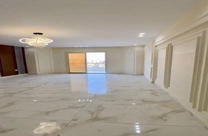 شقة - 3 غرف نوم - 2 حمامات للبيع في شارع النيل الابيض - المهندسين - الجيزة