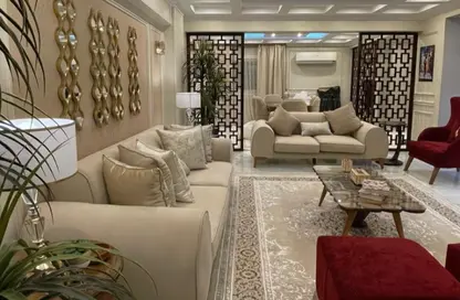 شقة - 2 غرف نوم - 2 حمامات للايجار في شارع مصدق - الدقي - الجيزة