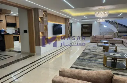 فيلا - 5 غرف نوم - 3 حمامات للبيع في كمبوند البروج - كمبوندات الشروق - مدينة الشروق - القاهرة