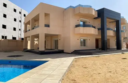 فيلا - 4 غرف نوم - 6 حمامات للبيع في منطقة النوادي - مدينة الشروق - القاهرة