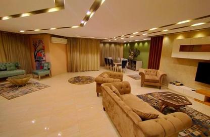 شقة - 3 غرف نوم - 3 حمامات للايجار في شارع عدن - المهندسين - الجيزة