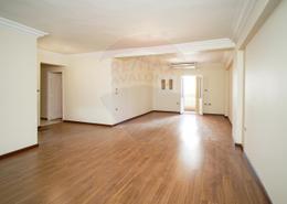 Apartment - 3 bedrooms - 2 bathrooms for للبيع in Al Nayrouz St. - Sporting - Hay Sharq - Alexandria