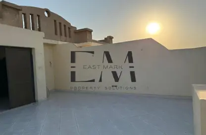 سطح - 2 غرف نوم - 1 حمام للايجار في طريق خدمه - حى جنوب الاكايمية - مدينة القاهرة الجديدة - القاهرة