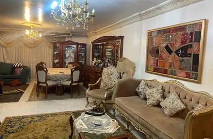 Apartment - 3 Bedrooms - 2 Bathrooms for sale in Dr Mohammed Al Nabawi Al Mohandes St. - Al Hadiqah Al Dawliyah - 7th District - Nasr City - Cairo