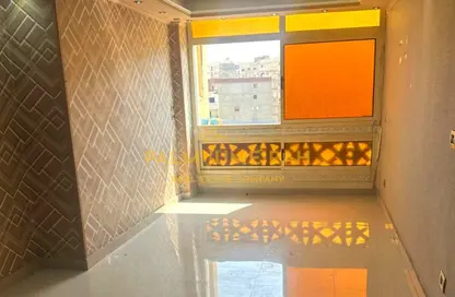 شقة - 3 غرف نوم - 1 حمام للبيع في شارع منشية نادى الصيد - محرم بك - حي شرق - الاسكندرية
