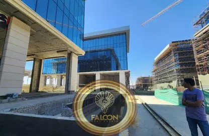 محل تجاري - استوديو - 1 حمام للبيع في جولدن جيت - شارع التسعين الجنوبي - التجمع الخامس - مدينة القاهرة الجديدة - القاهرة