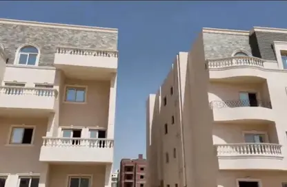 Apartment - 3 Bedrooms - 2 Bathrooms for sale in Bait Alwatan - The 5th Settlement - New Cairo City - Cairo