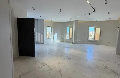 شقة - 3 غرف نوم - 3 حمامات للبيع في شارع 13 - الحي الثالث عشر - الشيخ زايد - الجيزة