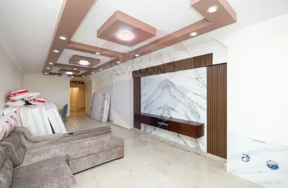 Apartment - 3 Bedrooms - 2 Bathrooms for sale in Khaled Ibn Al Walid St. - Miami - Hay Awal El Montazah - Alexandria