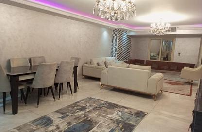 شقة - 4 غرف نوم - 3 حمامات للايجار في شارع شهاب - المهندسين - الجيزة
