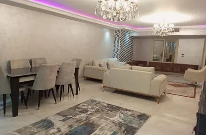 شقة - 4 غرف نوم - 3 حمامات للايجار في شارع شهاب - المهندسين - الجيزة