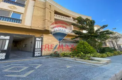 شقة - 3 غرف نوم - 3 حمامات للبيع في ميدان النادي - المجاورة الثالثة - الحي الرابع غرب - مدينة الشروق - القاهرة