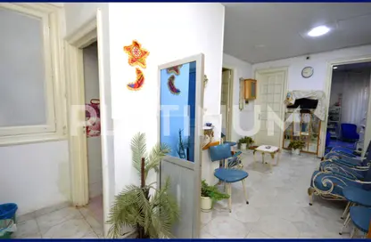 عيادة - استوديو - 2 حمامات للبيع في شارع صفيه زغلول - محطة الرمل - حي وسط - الاسكندرية