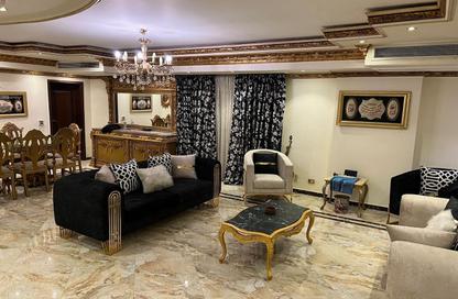 شقة - 4 غرف نوم - 3 حمامات للايجار في شارع شهاب - المهندسين - الجيزة