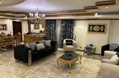 شقة - 4 غرف نوم - 3 حمامات للايجار في شارع شهاب - المهندسين - الجيزة