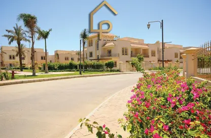 فيلا - 3 غرف نوم - 4 حمامات للبيع في شارع 10 - جرينز - الحي السادس - الشيخ زايد - الجيزة