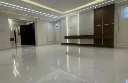شقة - 3 غرف نوم - 3 حمامات للبيع في شارع السنترال - الحي الاول - مدينة 6 أكتوبر - الجيزة