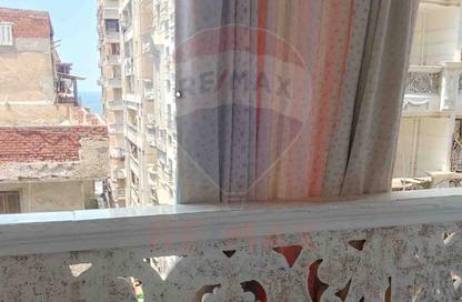 شقة - 3 غرف نوم - 2 حمامات للايجار في كامب شيزار - حي وسط - الاسكندرية