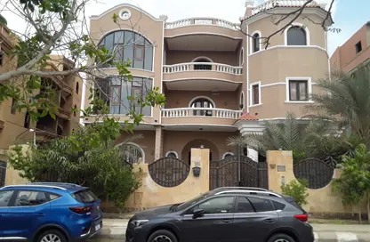 أي فيلا - 8 غرف نوم - 6 حمامات للبيع في كمبوندات الشروق - مدينة الشروق - القاهرة