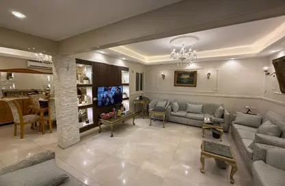 Apartment - 3 Bedrooms - 2 Bathrooms for sale in Ahmed Heshmat St. - Zamalek - Cairo