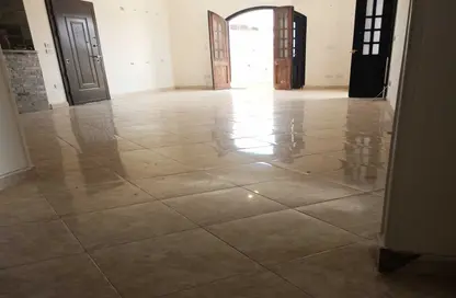 Apartment - 3 Bedrooms - 2 Bathrooms for sale in Area B - Ganoob El Acadimia - New Cairo City - Cairo