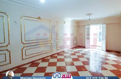 شقة - 3 غرف نوم - 2 حمامات للبيع في شارع حسين شيرين - جناكليس - حي شرق - الاسكندرية