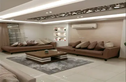شقة - 3 غرف نوم - 2 حمامات للايجار في شارع الجزيرة الوسطى (شارع يوسف كامل) - الزمالك - القاهرة