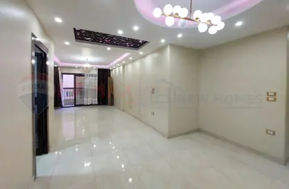 شقة - 3 غرف نوم - 1 حمام للايجار في كامب شيزار - حي وسط - الاسكندرية