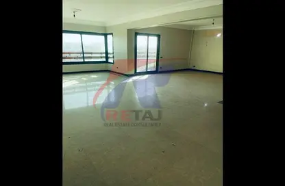 Apartment - 4 Bedrooms - 2 Bathrooms for sale in Mohamed Tawfik Diab St. - 6th Zone - Nasr City - Cairo