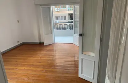 Apartment - 3 Bedrooms - 1 Bathroom for rent in Mohamed Farid St. - El Hegaz Square - El Nozha - Cairo