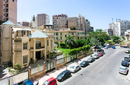 شقة - 3 غرف نوم - 3 حمامات للبيع في زيزينيا - حي شرق - الاسكندرية