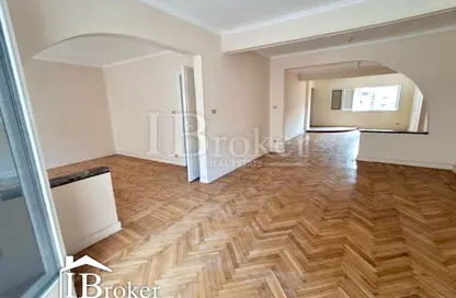 شقة - 3 غرف نوم - 2 حمامات للبيع في لوران - حي شرق - الاسكندرية