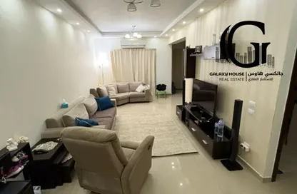 شقة - 2 غرف نوم - 2 حمامات للبيع في المجاورة الثانية - المنطقة السابعة - مدينة الشروق - القاهرة