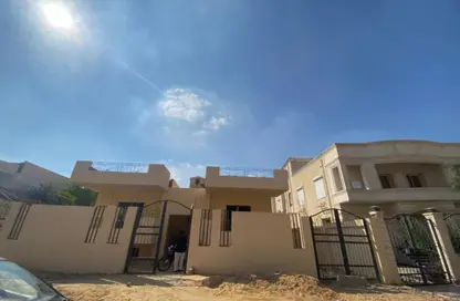 فيلا - 3 غرف نوم - 2 حمامات للبيع في المجاورة الاولي - الحي الاول شرق - مدينة الشروق - القاهرة