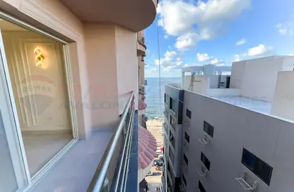 شقة - 3 غرف نوم - 2 حمامات للايجار في كامب شيزار - حي وسط - الاسكندرية