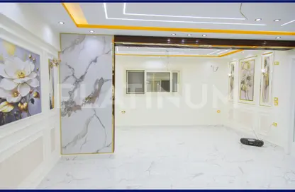 Apartment - 4 Bedrooms - 2 Bathrooms for rent in Abdel Salam Aref St. - Laurent - Hay Sharq - Alexandria
