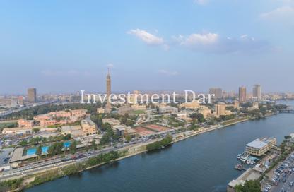 طابق كامل - 5 غرف نوم - 6 حمامات للبيع في شارع النيل - الدقي - الجيزة