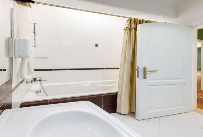 8165816 - Property Image 3