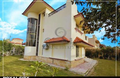 Villa - 4 Bedrooms - 3 Bathrooms for sale in Royal City - Sheikh Zayed Compounds - Sheikh Zayed City - Giza
